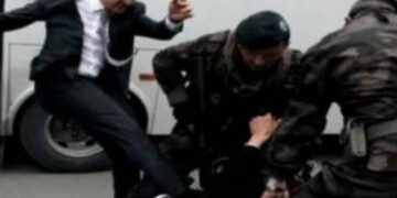 Απολύθηκε σύμβουλος του Ερντογάν που κλώτσησε διαδηλωτή