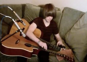 Αυτό πρέπει να το δεις: Ο βιρτουόζος που παίζει με δύο κιθάρες ταυτόχρονα!