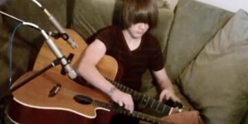 Αυτό πρέπει να το δεις: Ο βιρτουόζος που παίζει με δύο κιθάρες ταυτόχρονα!