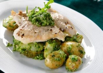 Ψητό κοτόπουλο με πέστο ρόκας και πατατούλες