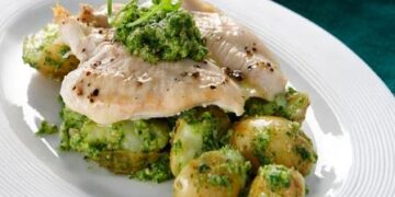 Ψητό κοτόπουλο με πέστο ρόκας και πατατούλες