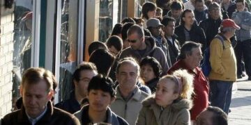 People line up to enter a government job centre in Madrid April 24, 2009. Spanish unemployment soared to 4 million in the first quarter, almost doubling in a year as the recession destroys jobs more quickly than anywhere else in