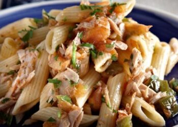 Mακαρονάδα με τόνο και ούζο