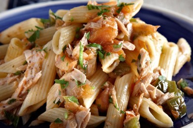 Mακαρονάδα με τόνο και ούζο