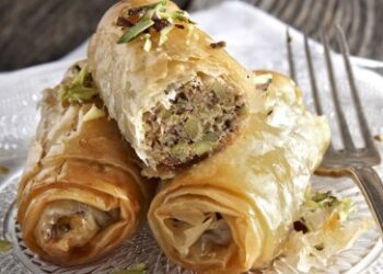 Ρολάκια με φυστίκι Αιγίνης σιροπιαστά