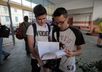 Πανελλαδικές 2014: Άνοδο των βάσεων βλέπουν μετά τα θέματα που έπεσαν σήμερα