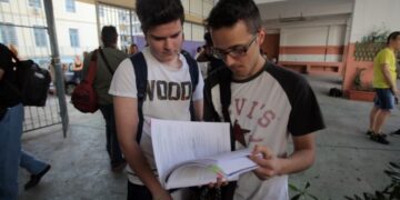 Πανελλαδικές 2014: Άνοδο των βάσεων βλέπουν μετά τα θέματα που έπεσαν σήμερα