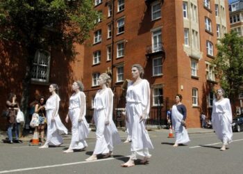 Έξι Καρυάτιδες ζητούν πίσω τα Γλυπτά του Παρθενώνα