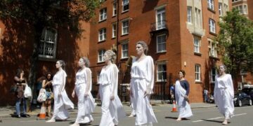 Έξι Καρυάτιδες ζητούν πίσω τα Γλυπτά του Παρθενώνα