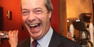 Προκαλεί ο Φάρατζ: Όταν η Ελλάδα βγει από το ευρώ, θα πάω εκεί για φθηνές διακοπές