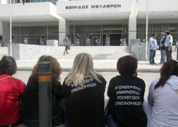 Έξω από τον Αρειο Πάγο οι καθαρίστριες του ΥΠΟΙΚ