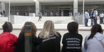 Έξω από τον Αρειο Πάγο οι καθαρίστριες του ΥΠΟΙΚ