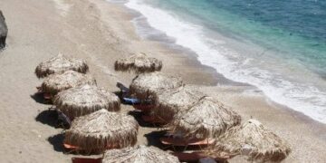 Βγάζουν τους δήμους από το «παιχνίδι» των απευθείας μισθώσεων παραλιών – Όλα στα χέρια του υπουργείου Οικονομικών