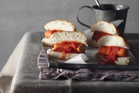 Χοτ ντογκ με κοτόπουλο και σάλτσα λαχανικών