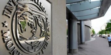 Τρίτο δρόμο για τη βιωσιμότητα του χρέους προτείνει το ΔΝΤ