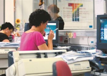 Η τρόικα έρχεται, οι απολύσεις στο τραπέζι