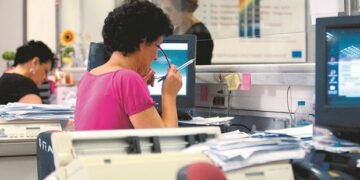 Η τρόικα έρχεται, οι απολύσεις στο τραπέζι