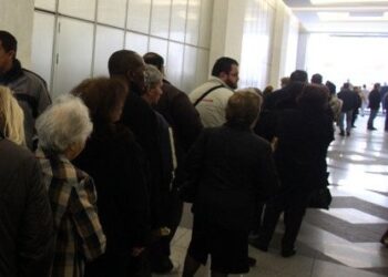 Στην ουρά γιατί χρωστούσε στην εφορία 1 λεπτό -Επρεπε να πληρώσει για να πάρει την επιστροφή