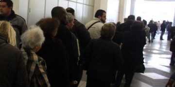 Στην ουρά γιατί χρωστούσε στην εφορία 1 λεπτό -Επρεπε να πληρώσει για να πάρει την επιστροφή