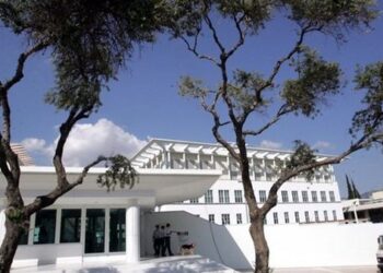 Φωτιά ξέσπασε το βράδυ στην αμερικανική πρεσβεία