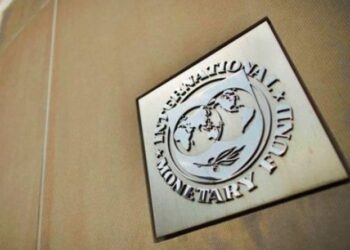 ΔΝΤ: Κάντε μεταρρυθμίσεις – Δεν χρειάζονται οριζόντιες περικοπές σε μισθούς