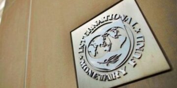 ΔΝΤ: Κάντε μεταρρυθμίσεις – Δεν χρειάζονται οριζόντιες περικοπές σε μισθούς