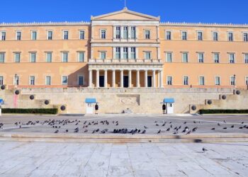 Το πολυνομοσχέδιο φέρνει μειώσεις σε επικουρικές, εφάπαξ και μερίσματα
