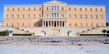 Το πολυνομοσχέδιο φέρνει μειώσεις σε επικουρικές, εφάπαξ και μερίσματα