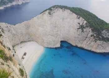 Σάλος από το “πωλητήριο” του ναυαγίου της Ζακύνθου – Ποιοι φέρονται οι ιδιοκτήτες και ο ρόλος του Εμίρη του Κατάρ