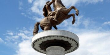 Τα Σκόπια γέμισαν αρχαία αγάλματα -Το νέο τρελό σχέδιο των γειτόνων μας [εικόνες]