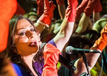 Η Αλεξίου φόρεσε κόκκινα γάντια και πήρε το μικρόφωνο: Aπόψε είμαστε όλοι καθαρίστριες [εικόνες]