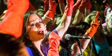 Η Αλεξίου φόρεσε κόκκινα γάντια και πήρε το μικρόφωνο: Aπόψε είμαστε όλοι καθαρίστριες [εικόνες]