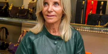 Αυτή είναι η Ελβετίδα πωλήτρια που αρνήθηκε να πουλήσει πανάκριβη τσάντα στην Οπρα Γουίνφρεϊ επειδή είναι μαύρη [εικόνες]