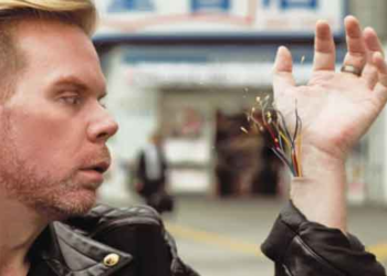 Αυτός είναι ο πιο καλωδιωμένος άνθρωπος στον κόσμο -Πόσες συσκευές τον «μετρούν» [εικόνες]