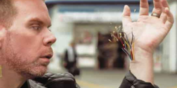 Αυτός είναι ο πιο καλωδιωμένος άνθρωπος στον κόσμο -Πόσες συσκευές τον «μετρούν» [εικόνες]