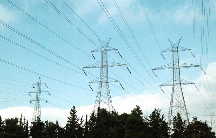 Μετωπική σύγκρουση κυβέρνησης – ΣΥΡΙΖΑ για τη Μικρή ΔΕΗ