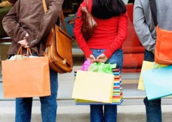 Spiegel: Μετά από έξι χρόνια ύφεσης, οι Ελληνες ανοίγουν ξανά το πορτοφόλι και γίνονται καταναλωτές