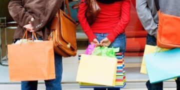 Spiegel: Μετά από έξι χρόνια ύφεσης, οι Ελληνες ανοίγουν ξανά το πορτοφόλι και γίνονται καταναλωτές