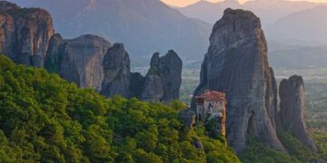 Δεμένοι στα Μετέωρα -Αναρρίχηση διαμαρτυρίας από το Ποτάμι στον ιερό βράχο