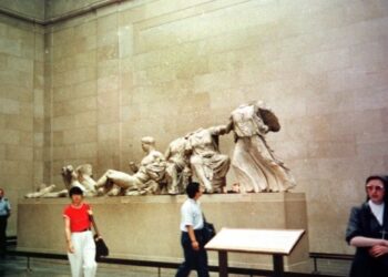 Αίσχος! Σπάνε σε κομμάτια τα γλυπτά του Παρθενώνα για να τα μεταφέρουν και να κόβουν εισιτήριο!