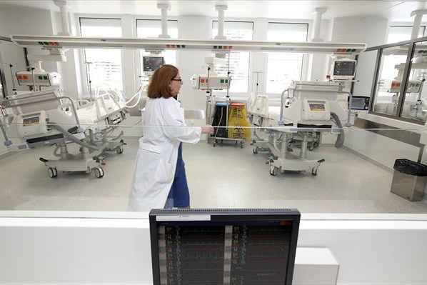 Μόνο με μετρητά η νοσηλεία σε ιδιωτικές κλινικές