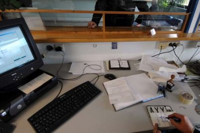 Ποιοι έχουν δικαίωμα να πάρουν πίσω διπλώματα, πινακίδες και άδειες κυκλοφορίας