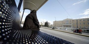 Η συμφωνία για τις απολύσεις στο Δημόσιο. Ποιοι εργαζόμενοι απειλούνται