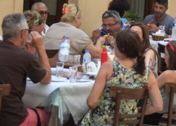 Η αισχροκέρδεια σαρώνει: 8 ευρώ για έναν φραπέ, 13 για γεμιστά, 6 για ένα κομμάτι τυρόπιτα στην παραλιακή