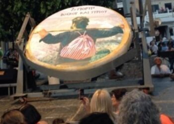 Κεφαλοτύρι ενός τόνου στα Ζωνιανά -Το έβαλαν στην πλατεία με τη βοήθεια γερανού [εικόνες]