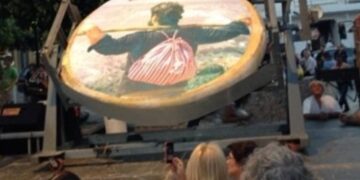 Κεφαλοτύρι ενός τόνου στα Ζωνιανά -Το έβαλαν στην πλατεία με τη βοήθεια γερανού [εικόνες]