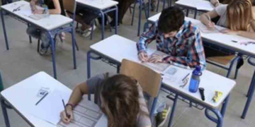 Λύση ανάσα για τους μαθητές της Α’ Λυκείου: Πώς θα γίνει η βαθμολόγηση των γραπτών για να περιοριστούν οι μετεξεταστέοι