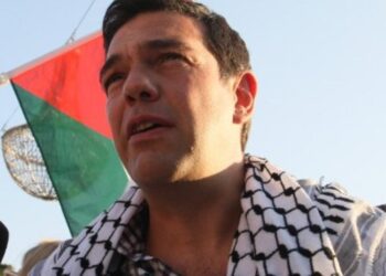 Ο Αλέξης Τσίπρας στο Σύνταγμα με παλαιστινιακό μαντήλι διαδηλώνει κατά της επίθεσης του Ισραήλ στη Γάζα [εικόνες]