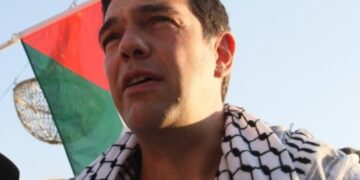 Ο Αλέξης Τσίπρας στο Σύνταγμα με παλαιστινιακό μαντήλι διαδηλώνει κατά της επίθεσης του Ισραήλ στη Γάζα [εικόνες]
