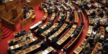 Αγριος καβγάς Φ.Πιπιλή – Ρ.Μακρή στη Βουλή